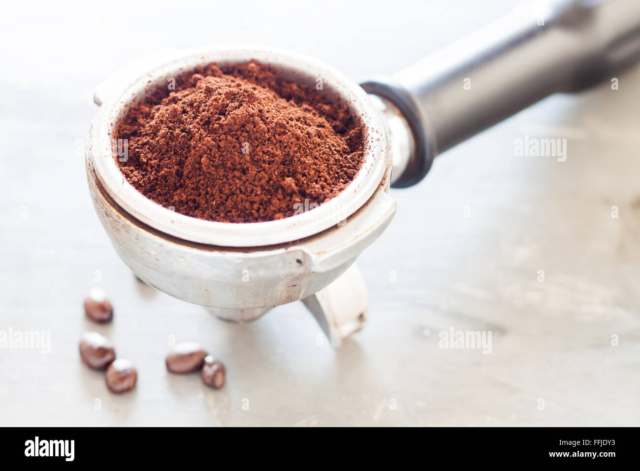 Kaffee zu mahlen in Gruppe mit Kaffeebohnen, Fotoarchiv Stockfoto