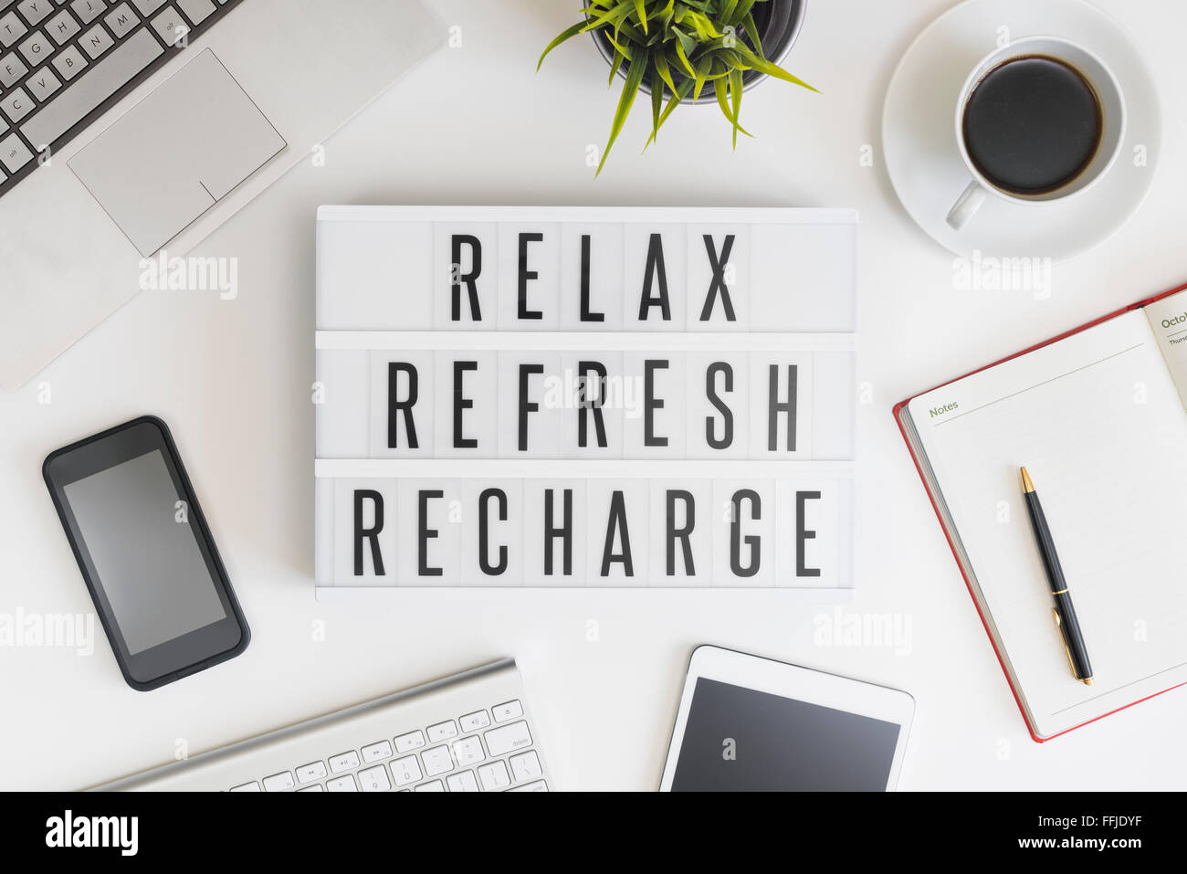 Entspannen, erfrischen und erholen im Büro Stockfoto