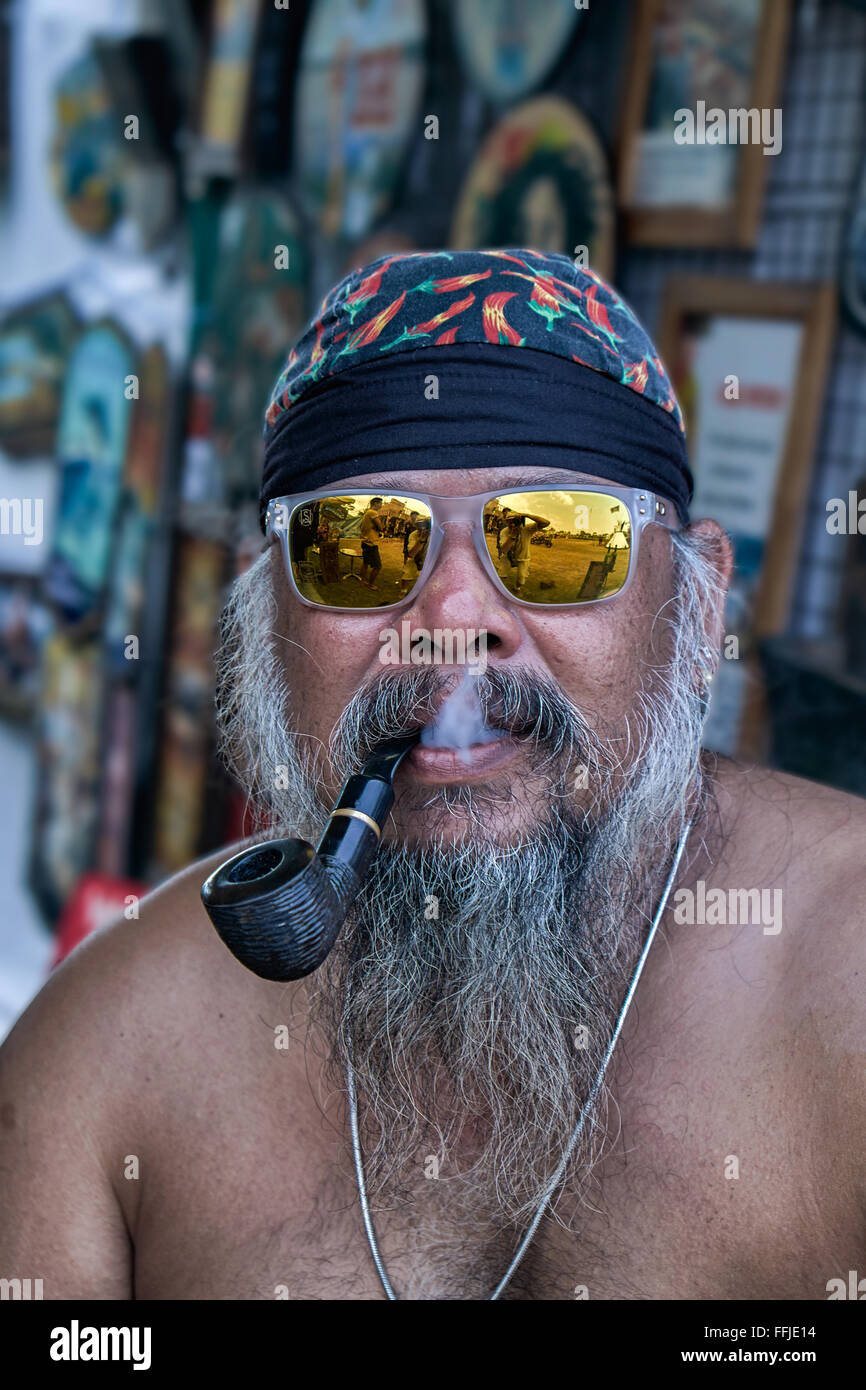 Thailand-Mann raucht eine Pfeife. Burapa Biker-Festival Pattaya Thailand S. E. Asien 2016 Stockfoto