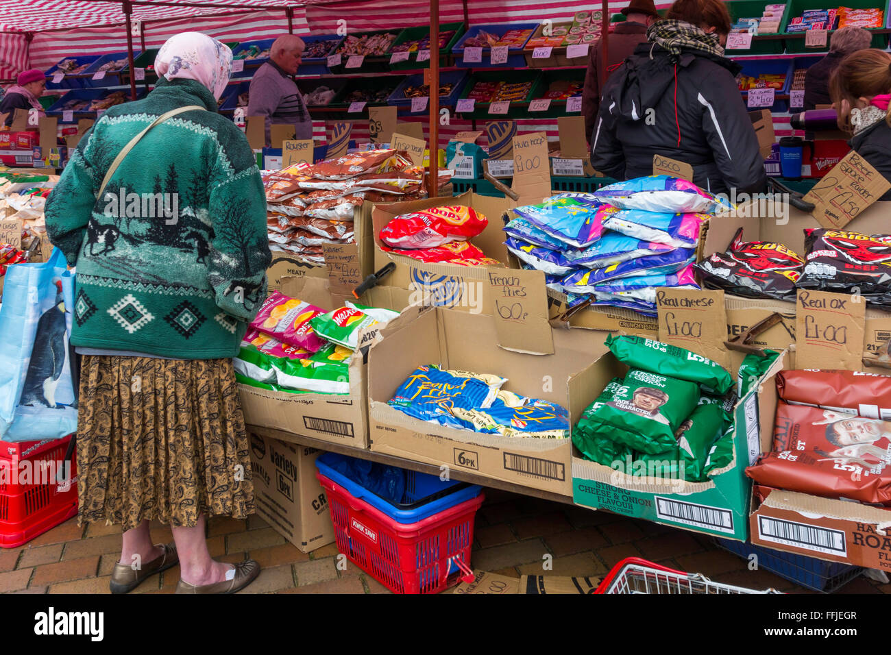 Eine ältere Dame Einkaufen auf eine billige Lebensmittel und Haushaltswaren  Stand auf dem Wochenmarkt in Redcar Cleveland North Yorkshire UK  Stockfotografie - Alamy