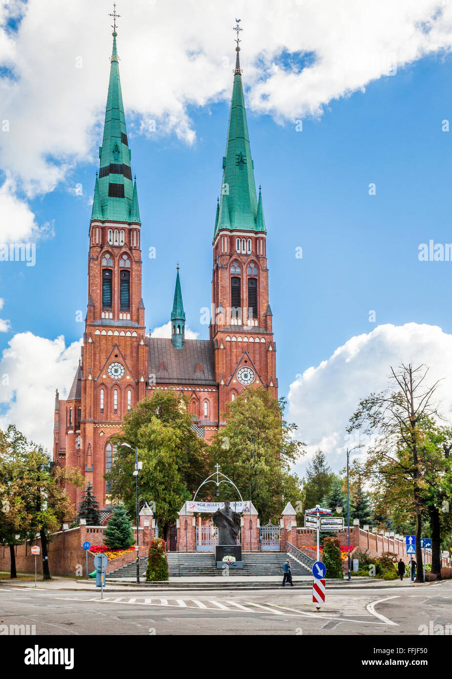 Polen, Polen, Schlesischen Woiwodschaft, Rybnik, Anzeigen der neugotischen Stil aus rotem Backstein Fassade der Basilika St. Antonio, ref Stockfoto