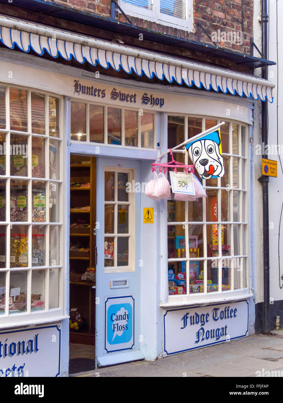 Hunter ist eine kleine traditionelle Konditorei Verkauf aller Arten von altmodischen Bonbons und Süßigkeiten in Kirche Straße Whitby Stockfoto