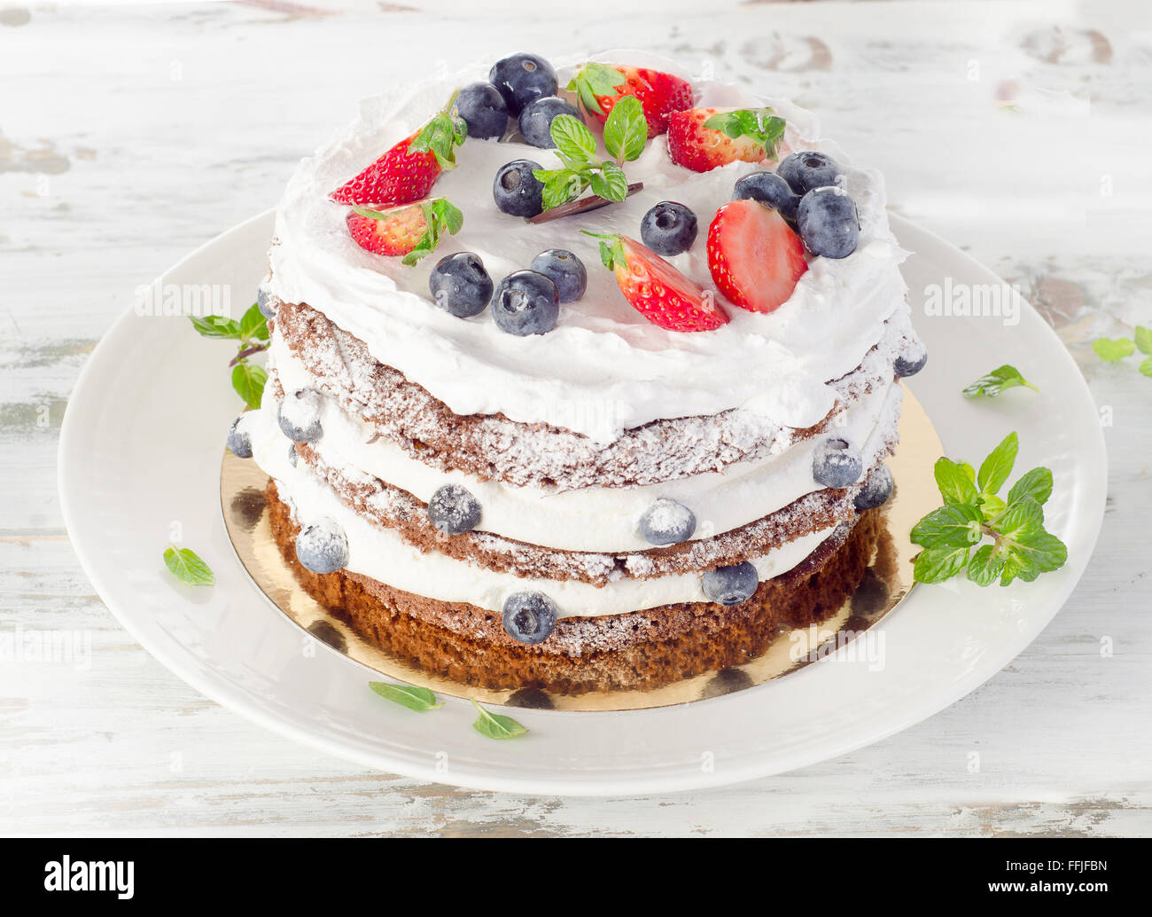 Kuchen mit Sahne und frischen Beeren Stockfoto
