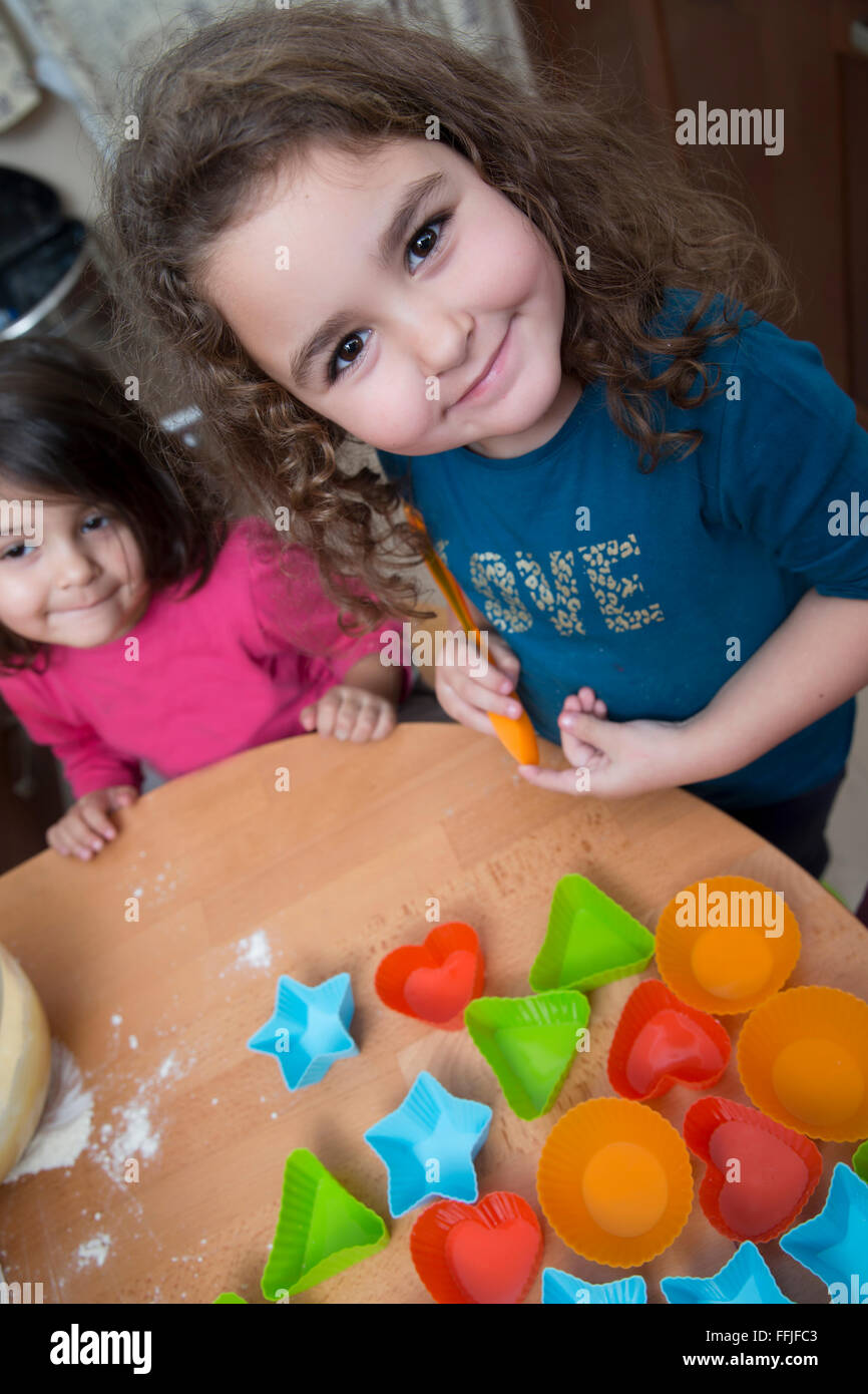 Lustige kleine Mädchen Siling beim Blick in die Kamera Stockfoto