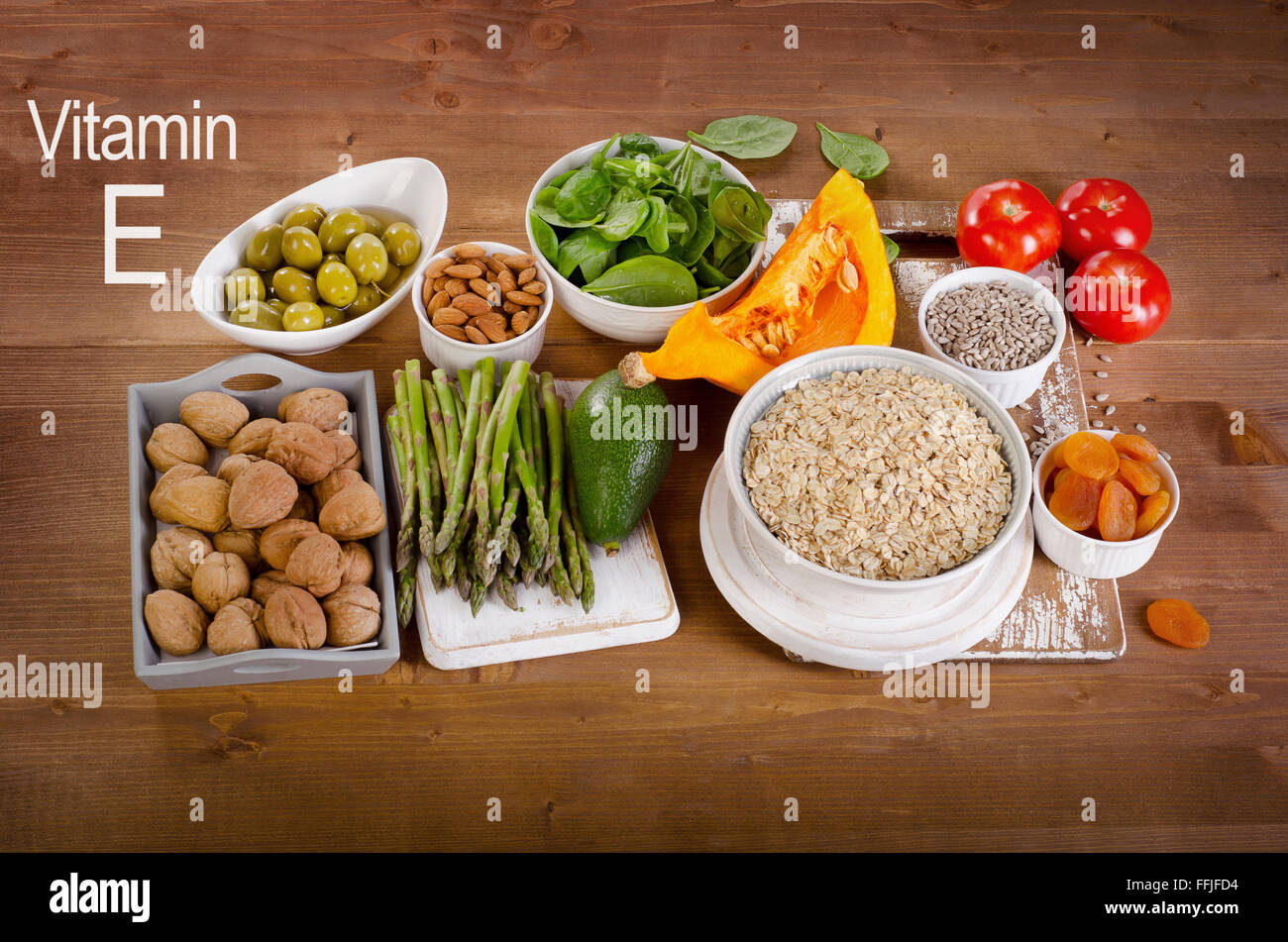 Lebensmittel mit hohem Vitamin E auf einem Holztisch. Ansicht von oben Stockfoto