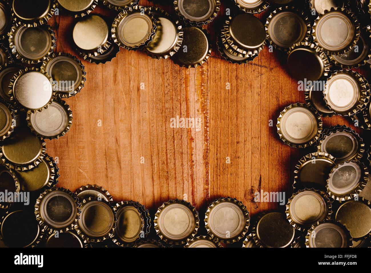 Bier-Kronkorken Frame über Eiche Holzbohle als textfreiraum bilden. Stockfoto