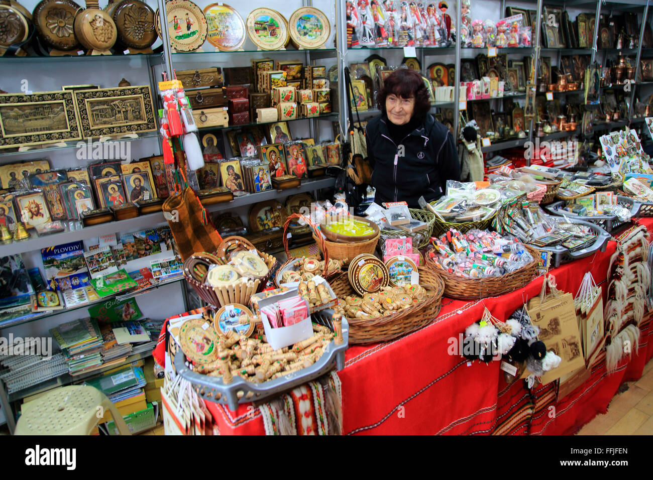 Frau Krämer stehen in ihrem Souvenir Geschenk Shop, Plovdiv, Bulgarien, Osteuropa Stockfoto