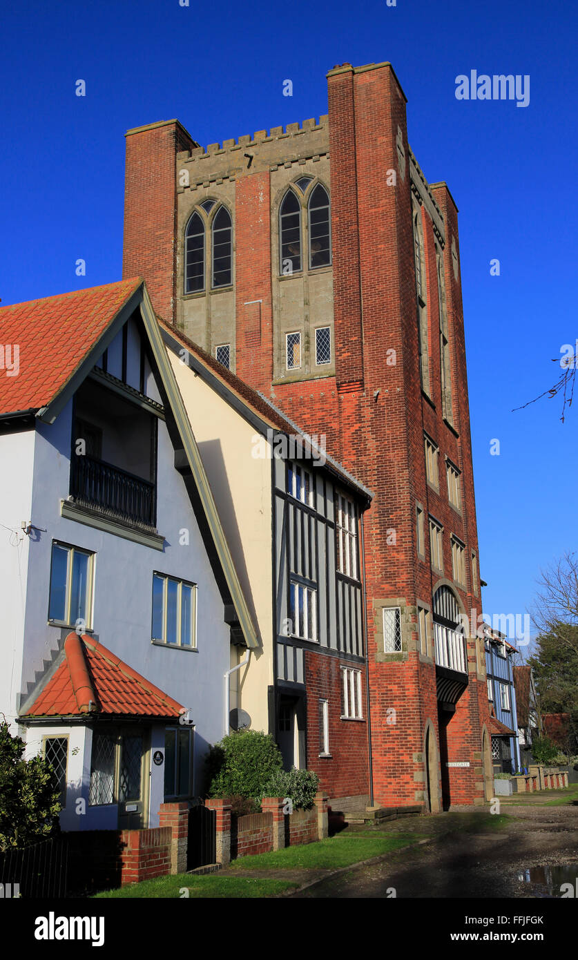 Exzentrische mock Tudor Architektur der Wasserturm und Häuser, Thorpeness, Suffolk, England, UK Stockfoto