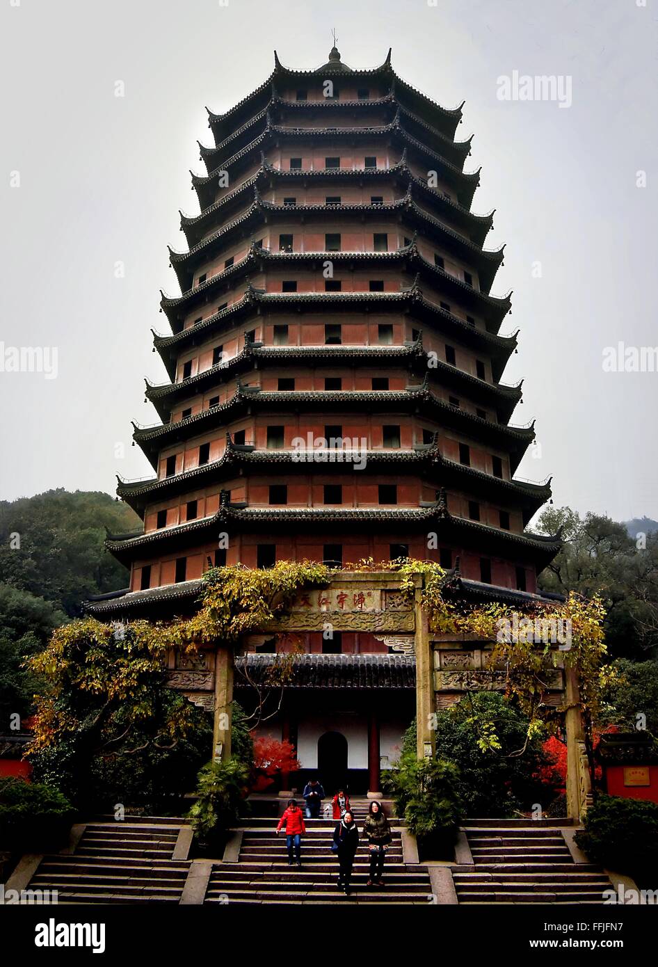 Peking, China. 12. Dezember 2015. Foto aufgenommen am 12. Dezember 2015 zeigt die Liuhe-Pagode in Hangzhou, Hauptstadt der ostchinesischen Provinz Zhejiang. Die 60 Meter hohe Pagode wurde 970 der nördlichen Song-Dynastie erbaut. © Wang Song/Xinhua/Alamy Live-Nachrichten Stockfoto