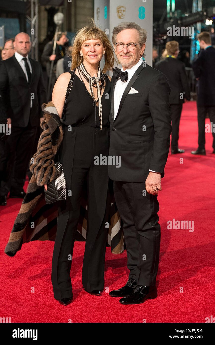 London, UK. 14. Februar 2016. Regisseur Steven Spielberg und Schauspielerin Kate Capshaw erreichen den EE British Academy Film Awards, BAFTA Awards, am Royal Opera House in London, England, am 14. Februar 2016. Bildnachweis: Dpa picture Alliance/Alamy Live News Stockfoto