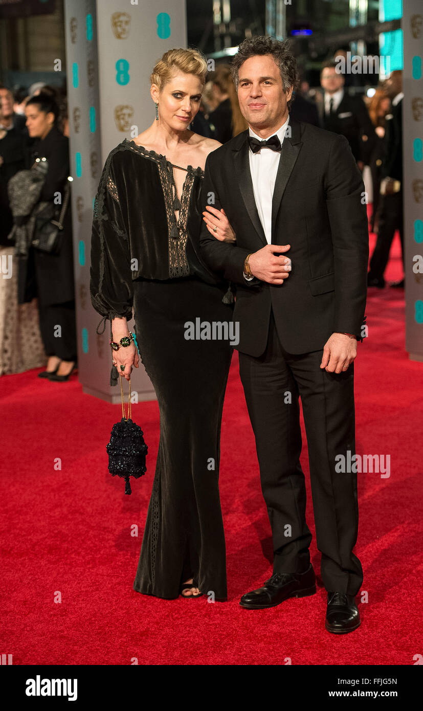 London, UK. 14. Februar 2016. Schauspieler Mark Ruffalo und Sunrise Coigney erreichen den EE British Academy Film Awards, BAFTA Awards, am Royal Opera House in London, England, am 14. Februar 2016. Bildnachweis: Dpa picture Alliance/Alamy Live News Stockfoto