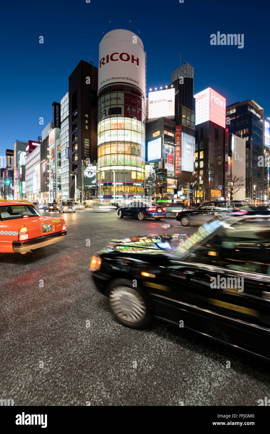 Tokyo, Japan - 18. Januar 2015: Einkaufsviertel Ginza während der Rush Hour in Tokio mit ikonischen Sanaa-Gebäude. Stockfoto