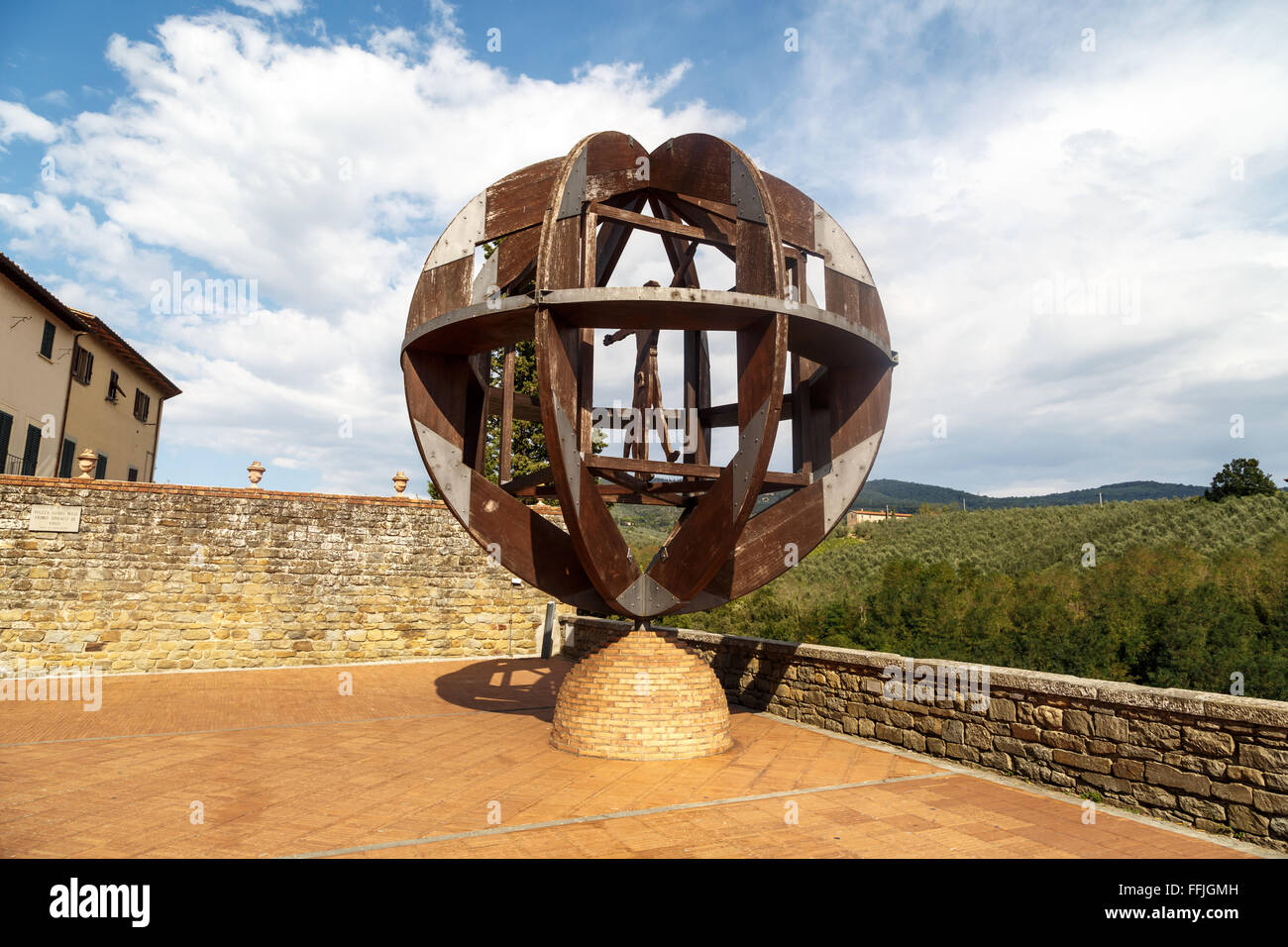 Blick Auf Holzernen Denkmal Und Den Hugeln Von Vinci Dorf Wo Leonardo Da Vinci Borned In Italien Am Bewolkten Himmelshintergrund War Stockfotografie Alamy Blick Auf Holzernen Denkmal Und Den Hugeln Von Vinci Dorf Wo Leonardo Da Vinci Borned In Italien Am Bewolkten Himmelshintergrund War Stockfotografie Alamy