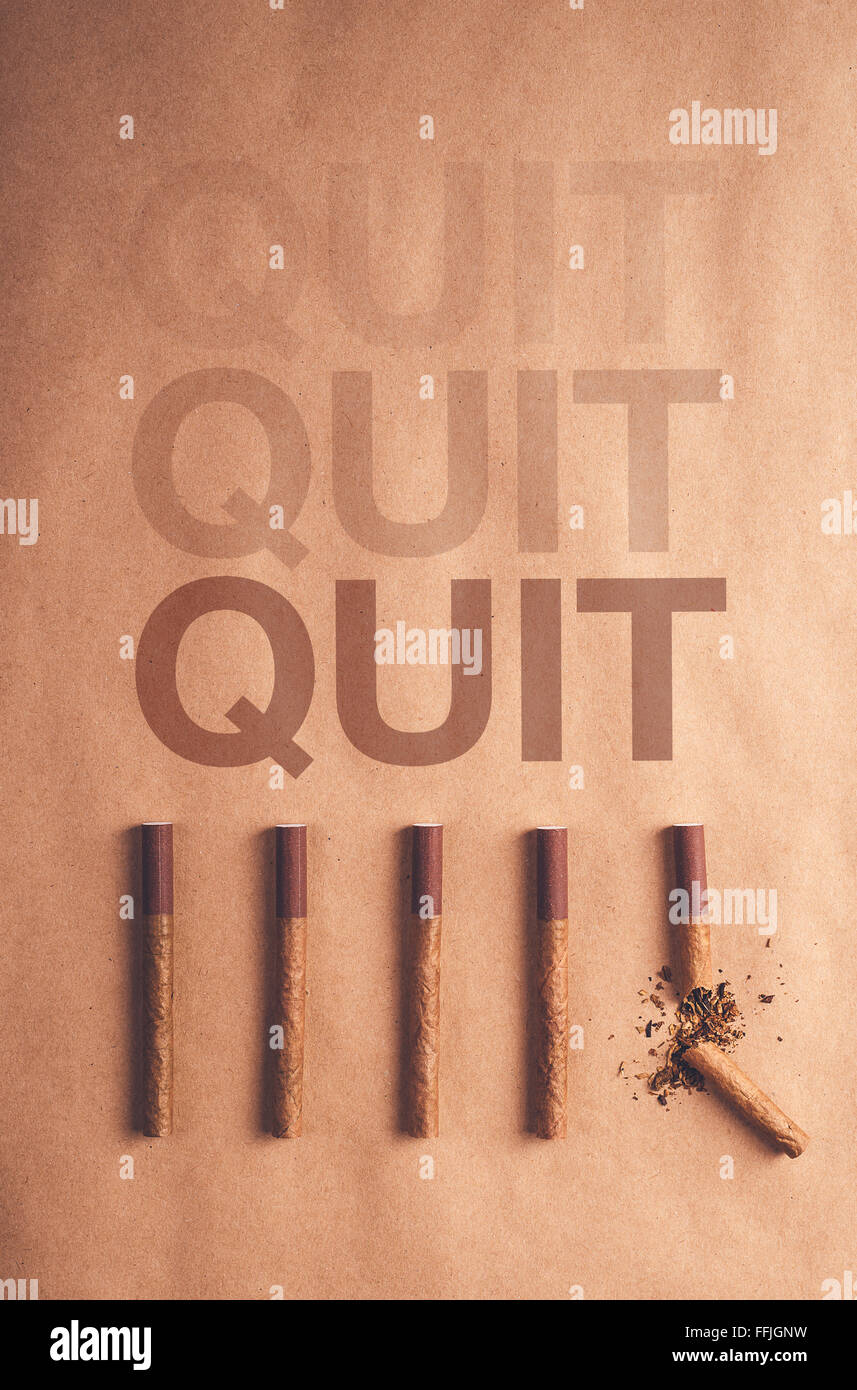 Quit Smoking Konzept, lag flach angeordnete Zigaretten mit gebrochenen am Ende als endgültige Entscheidung aufzuhören gemacht wird Stockfoto