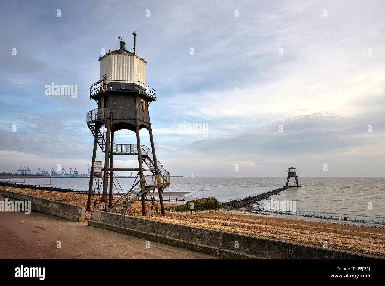 Essex Dovercourt High und Low Leuchttürme mit Felixstowe im Hintergrund von Trinity House Landguard Punkt navigieren errichtet Stockfoto