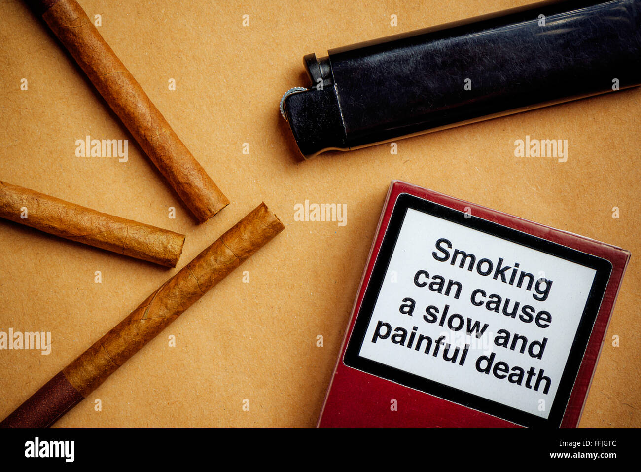 Zigaretten Nikotinsucht und Thema Gesundheitskonzept, flach legen Anordnung kann Rauchen einen langsamen und schmerzhaften Tod generische verursachen. Stockfoto