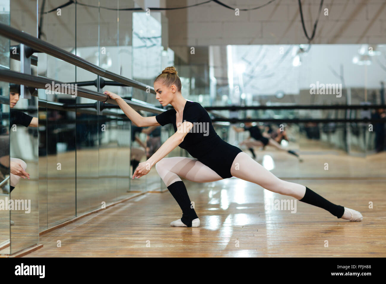 Attraktive Ballerina Aufwärmen im Ballett-Klasse Stockfoto