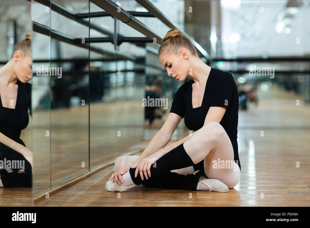 Verletzten Ballerina in Pointes sitzen auf dem Boden in Ballett-Klasse Stockfoto