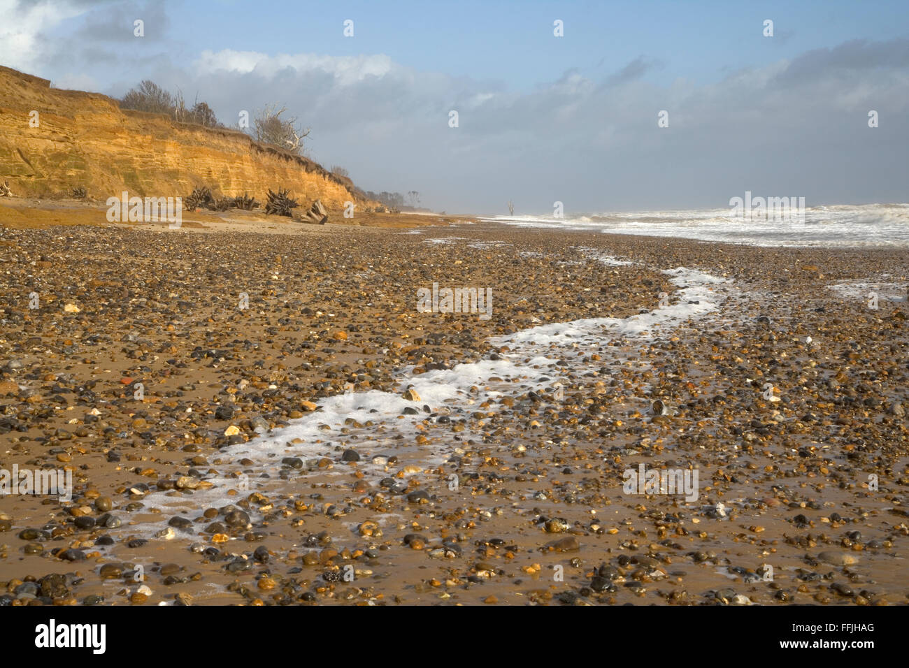 Strand von Covehithe Consisiting Sand-und Kieselstrand mit Tube am Strand verursacht durch stürmische See, mit Klippen in den Backg bröckelt Stockfoto