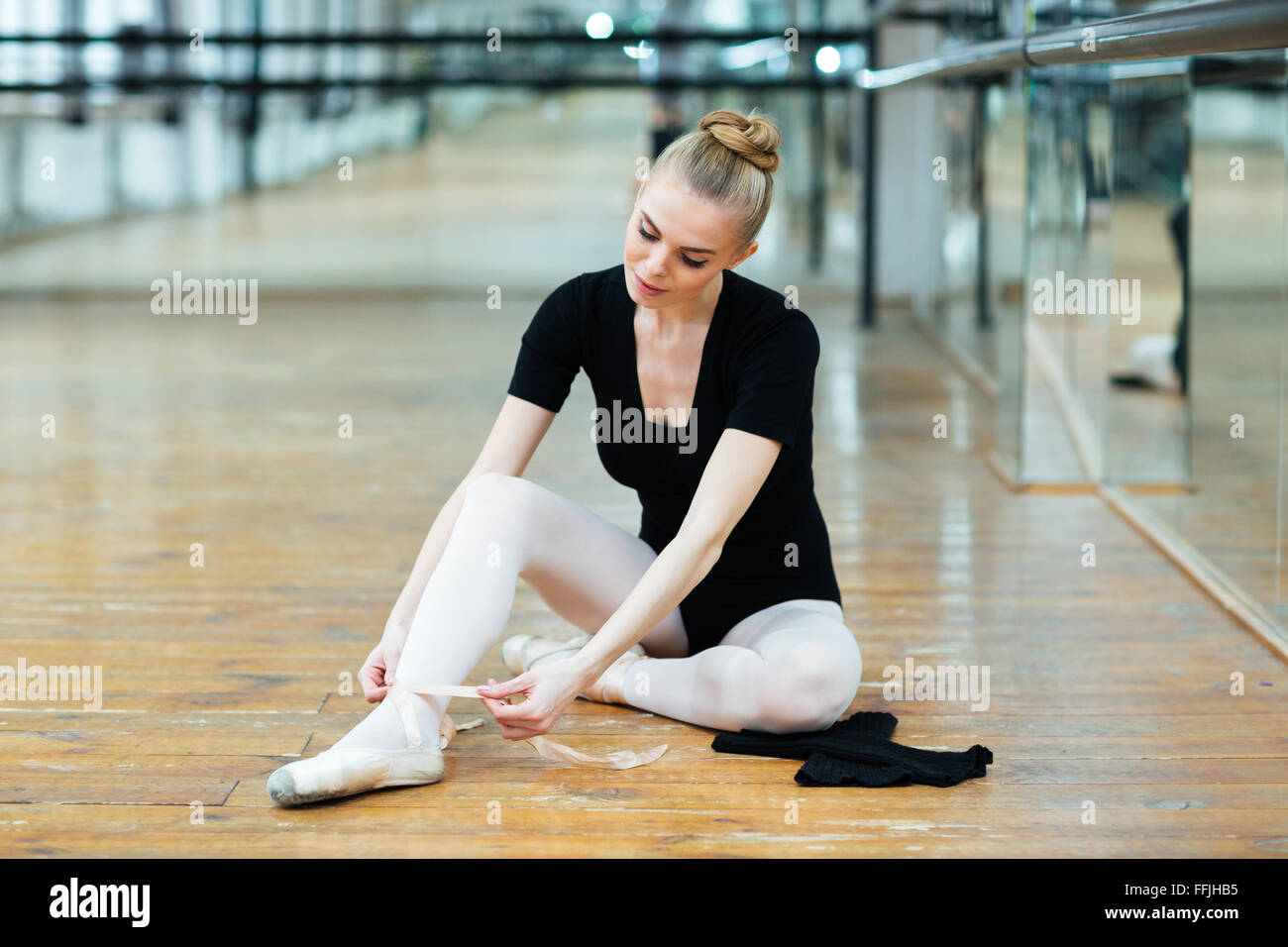 Schöne Ballerina Ballett Spitzenschuhe zu binden Stockfoto