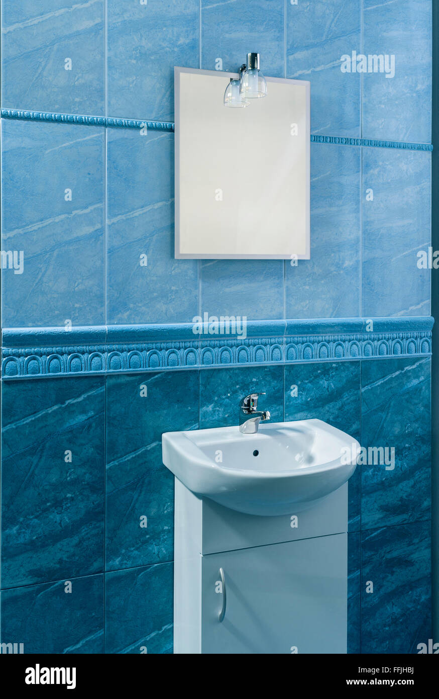 schönes Badezimmer in blau mit Relieffries Stockfoto