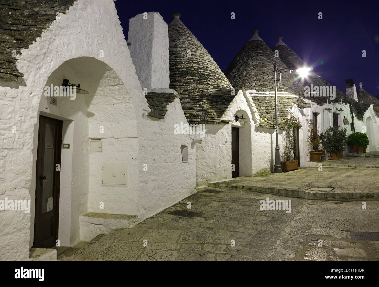 Straße im Stadtteil Trulli Rione Monti in Alberobello, Apulien, Italien Stockfoto