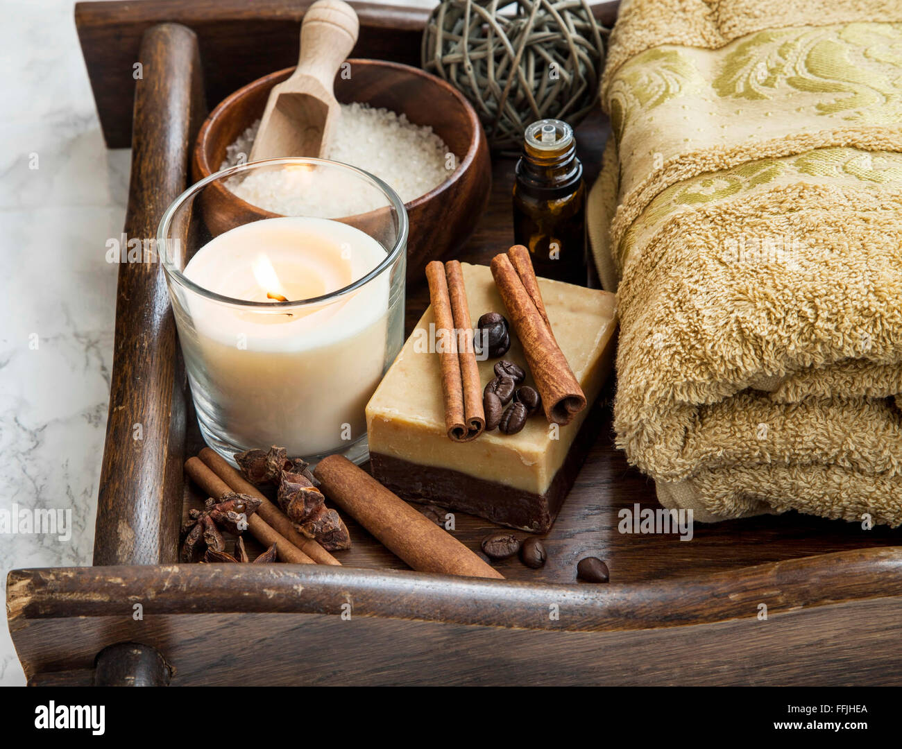 Spa-Ambiente mit Kaffee und Zimt Seife, Handtuch Kerze und Meer Salz Stockfoto