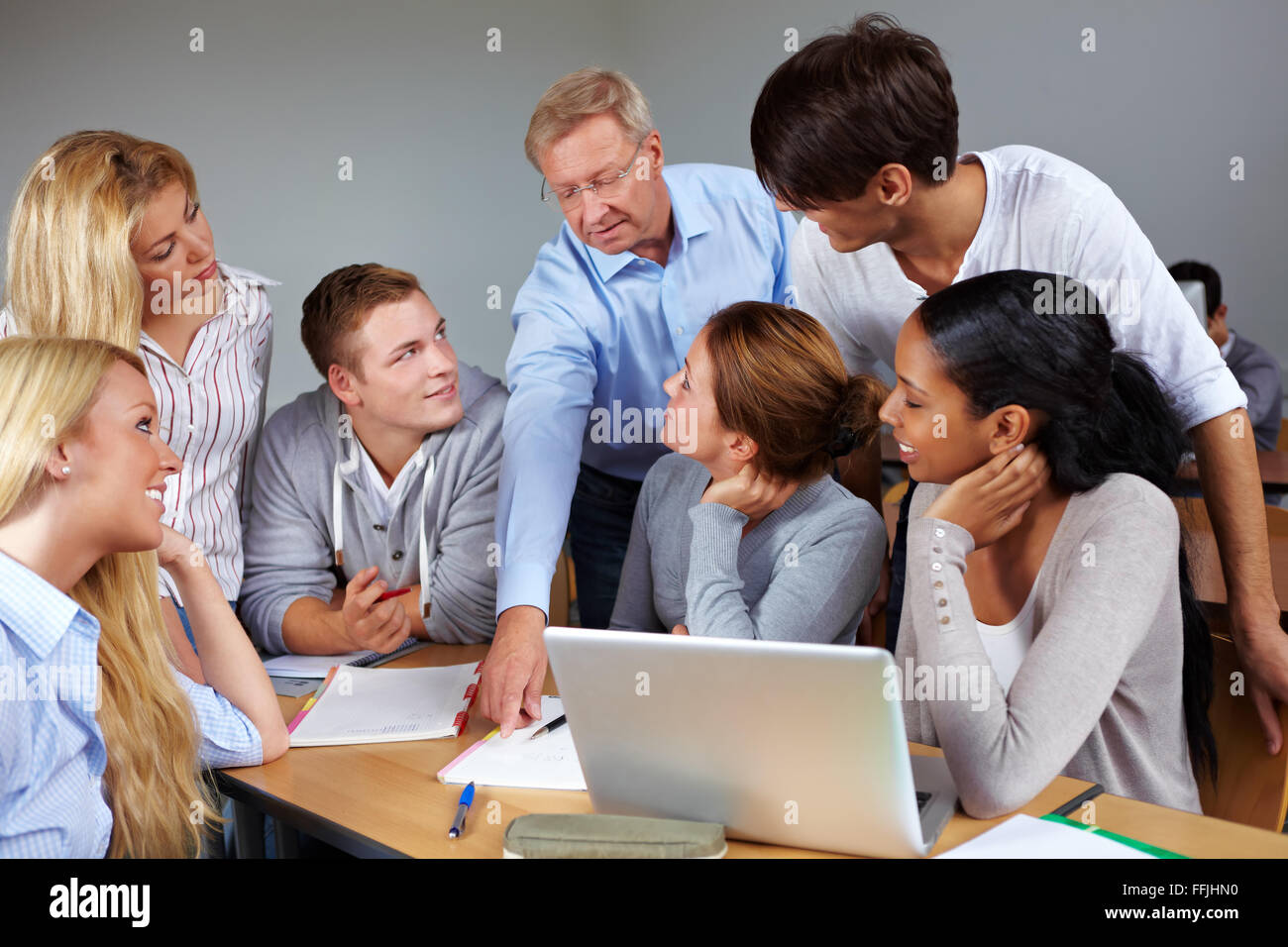 Schüler lernen mit Lehrer an einer Universität Stockfoto