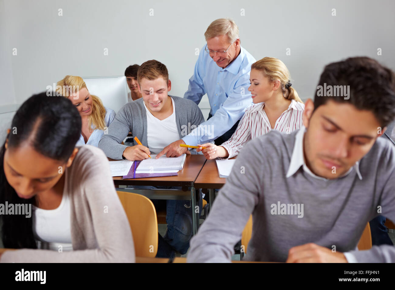 Schüler lernen gemeinsam in der Klasse an der Universität Stockfoto
