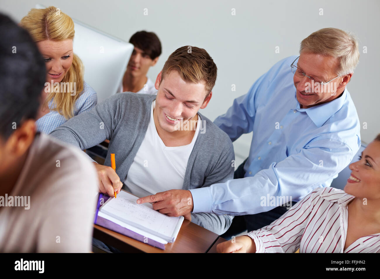 Lehrer helfen einige Studenten in der Universität Klasse Stockfoto
