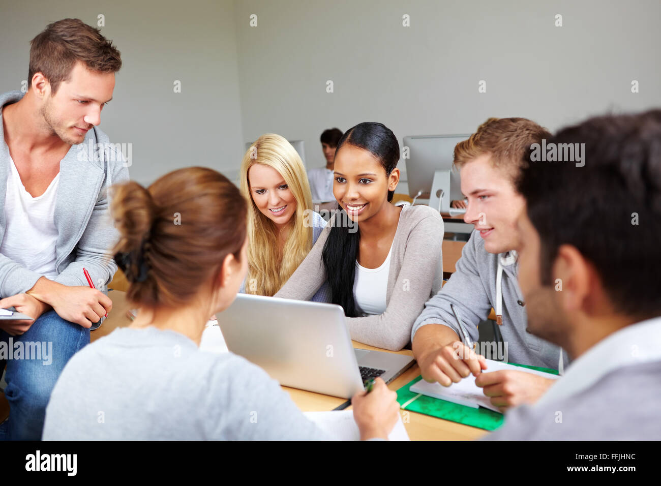 Studieren in Gruppe in der Klasse an der Universität Stockfoto