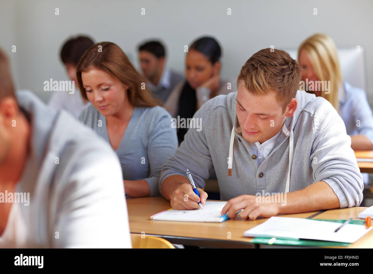 Viele Studenten lernen in der Klasse an der Universität Stockfoto