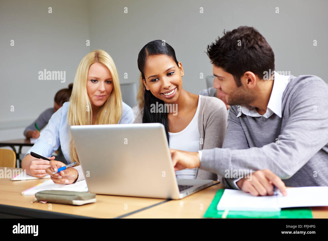 Schüler lernen gemeinsam in der Klasse in universty Stockfoto