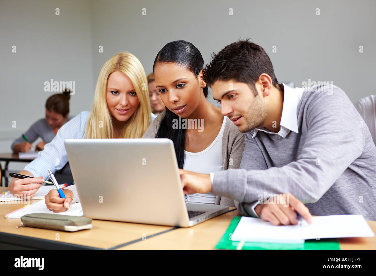 Studenten in der Universität Klasse lernen am laptop Stockfoto