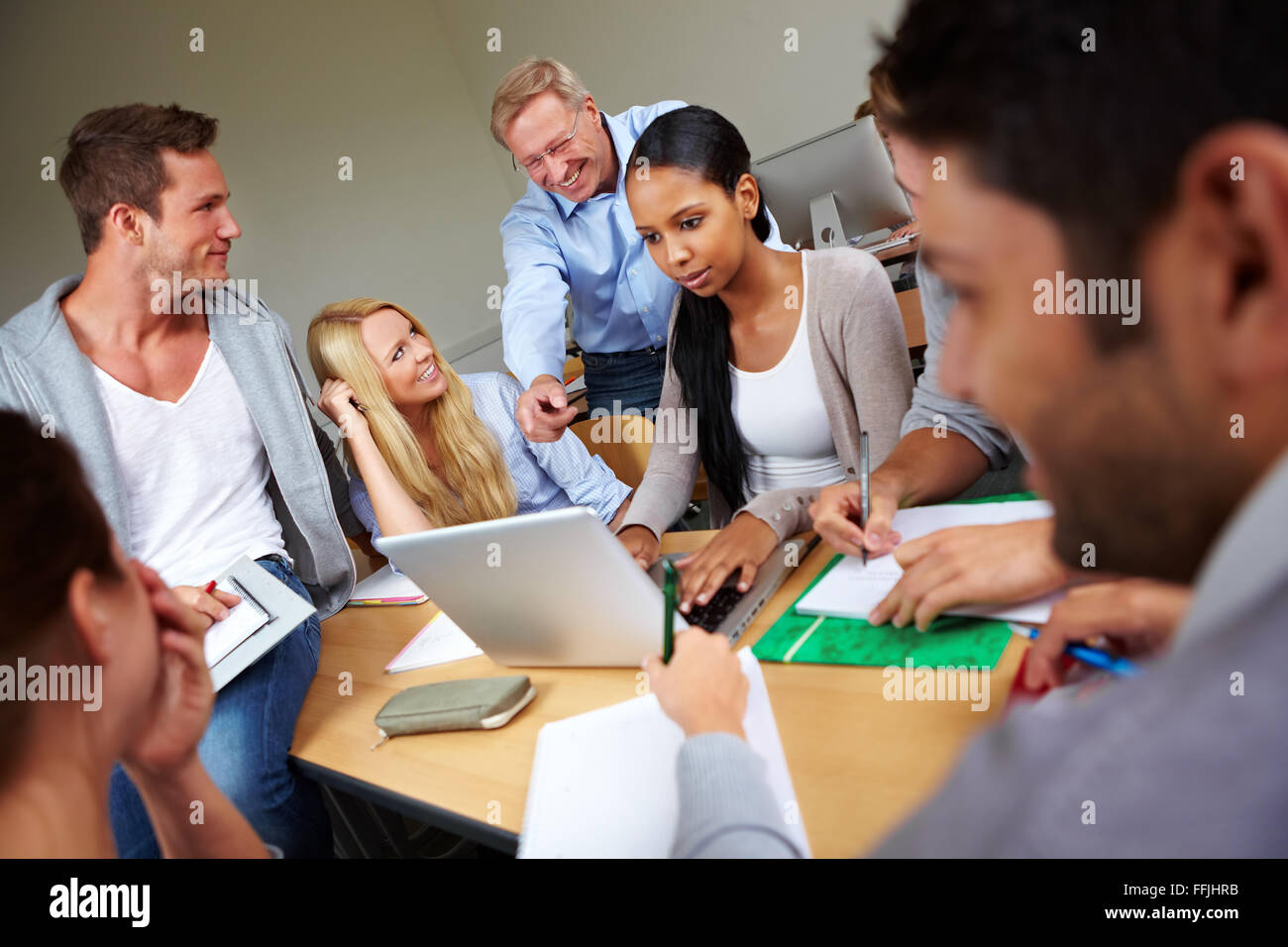 Studieren Sie an der Universität für angewandte Wissenschaften mit Schülern und Lehrer Stockfoto