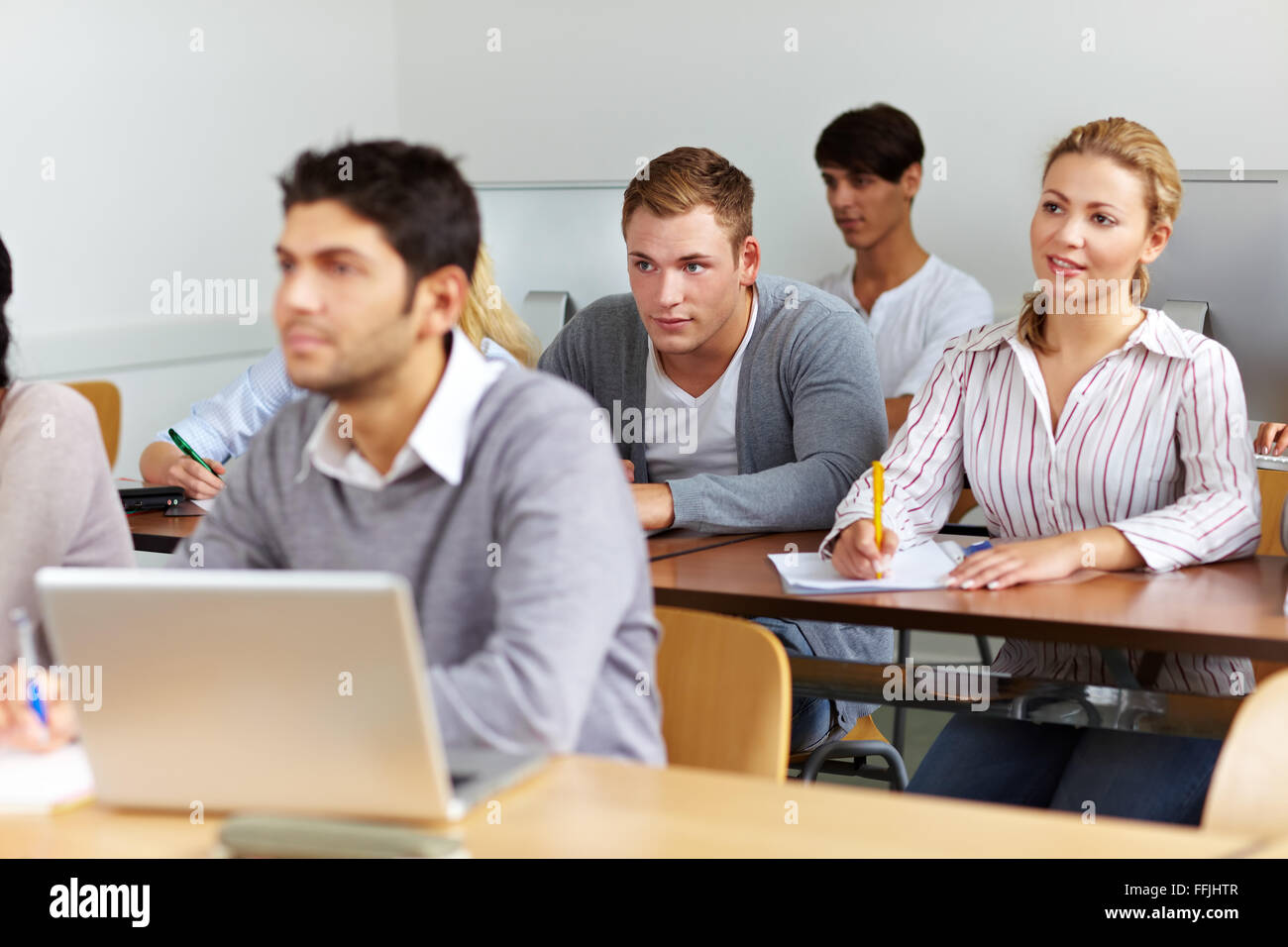 Viele Studenten lernen in eine Universität Klasse Stockfoto