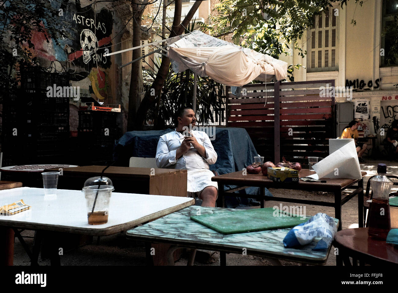 Athen: Migranten helfen - 08.08.2015 - Griechenland / Athen - die heutige Chef ruht nach, die für die Flüchtlinge in der sma gekocht Stockfoto