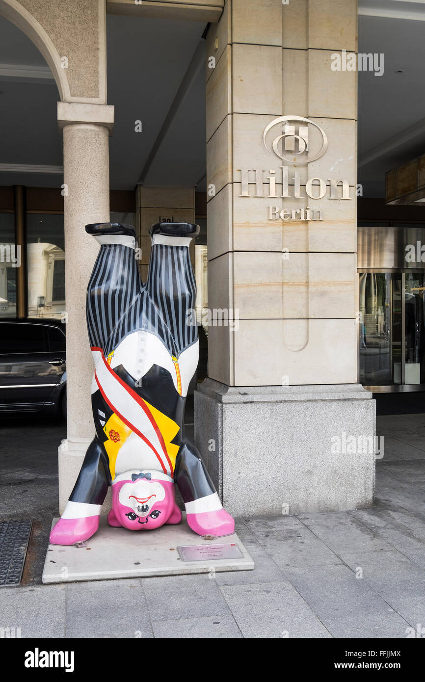 Ein Upside Down Berliner Bar Vor Dem Hilton Hotel Berlin Deutschland Stockfotografie Alamy