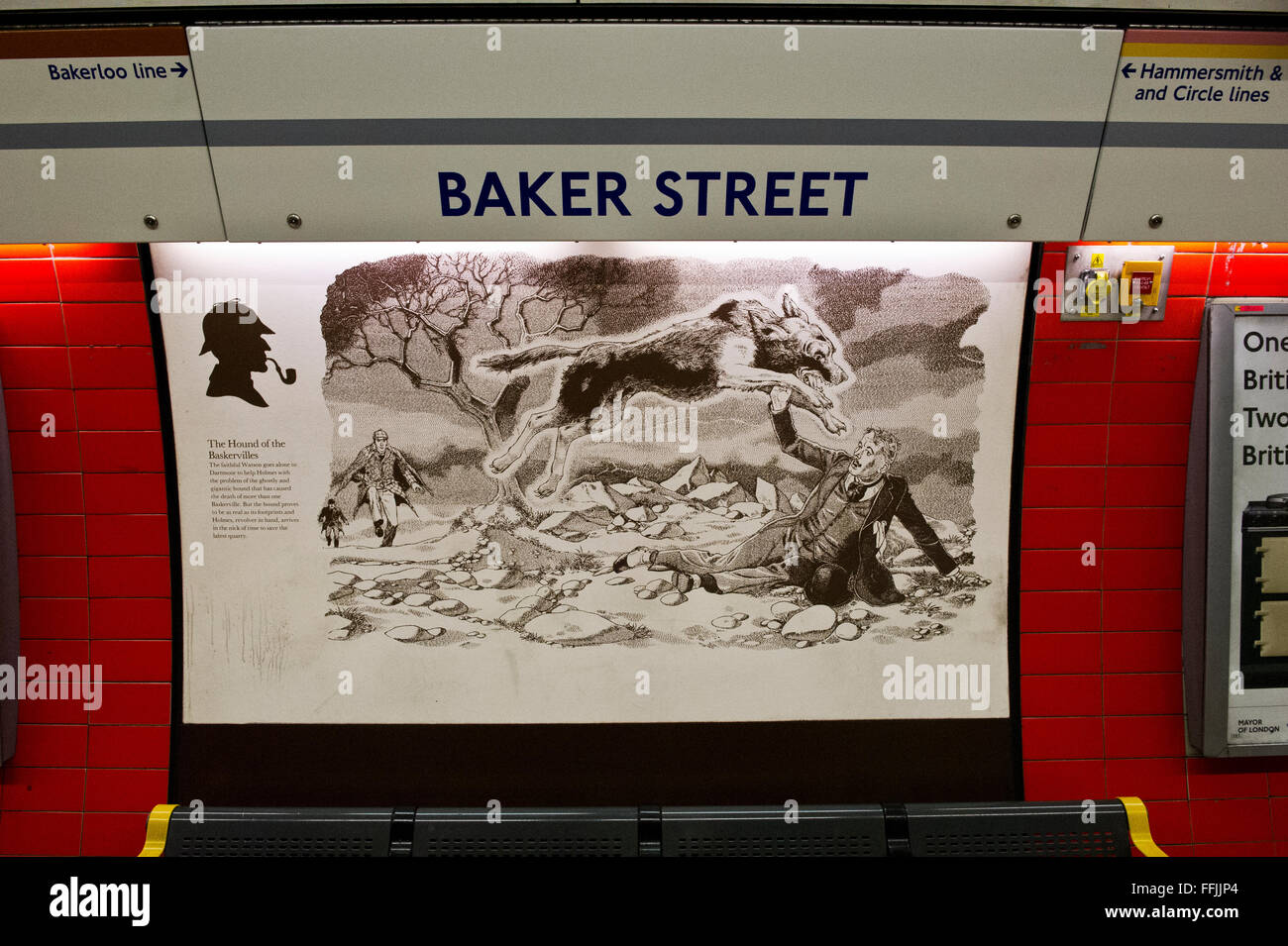 Ein Poster mit Sherlock Holmes-Kurzgeschichte "Hounds of Baskerville" in Baker Street U-Bahn, London, Vereinigtes Königreich. Stockfoto