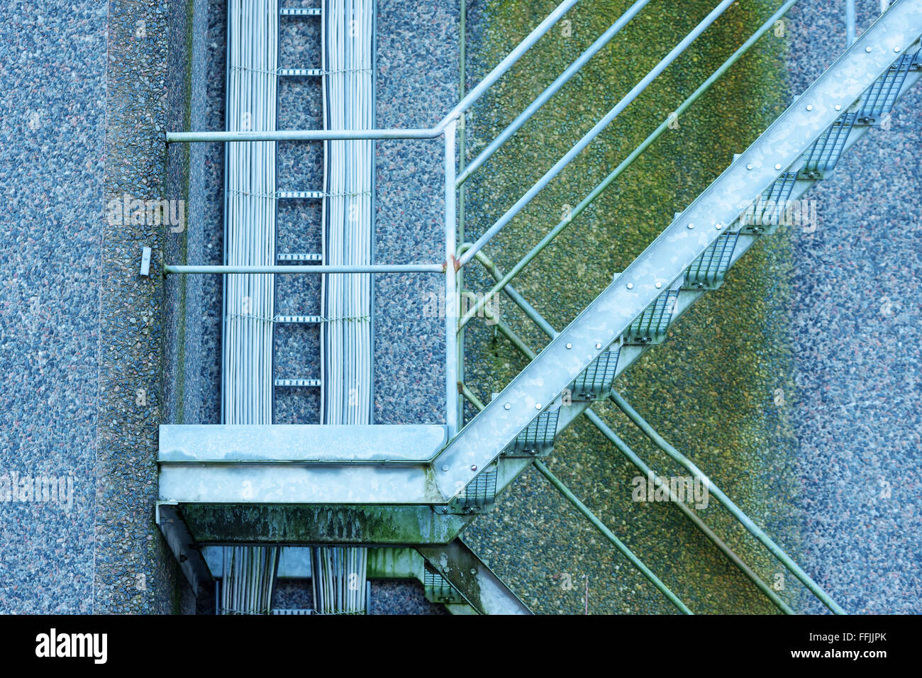 Aluminium Stufen Notfall nach oben und unten ein Gebäude. Einige elektrische Kabel hängen auf das Gebäude im Hintergrund. Bogen Stockfoto