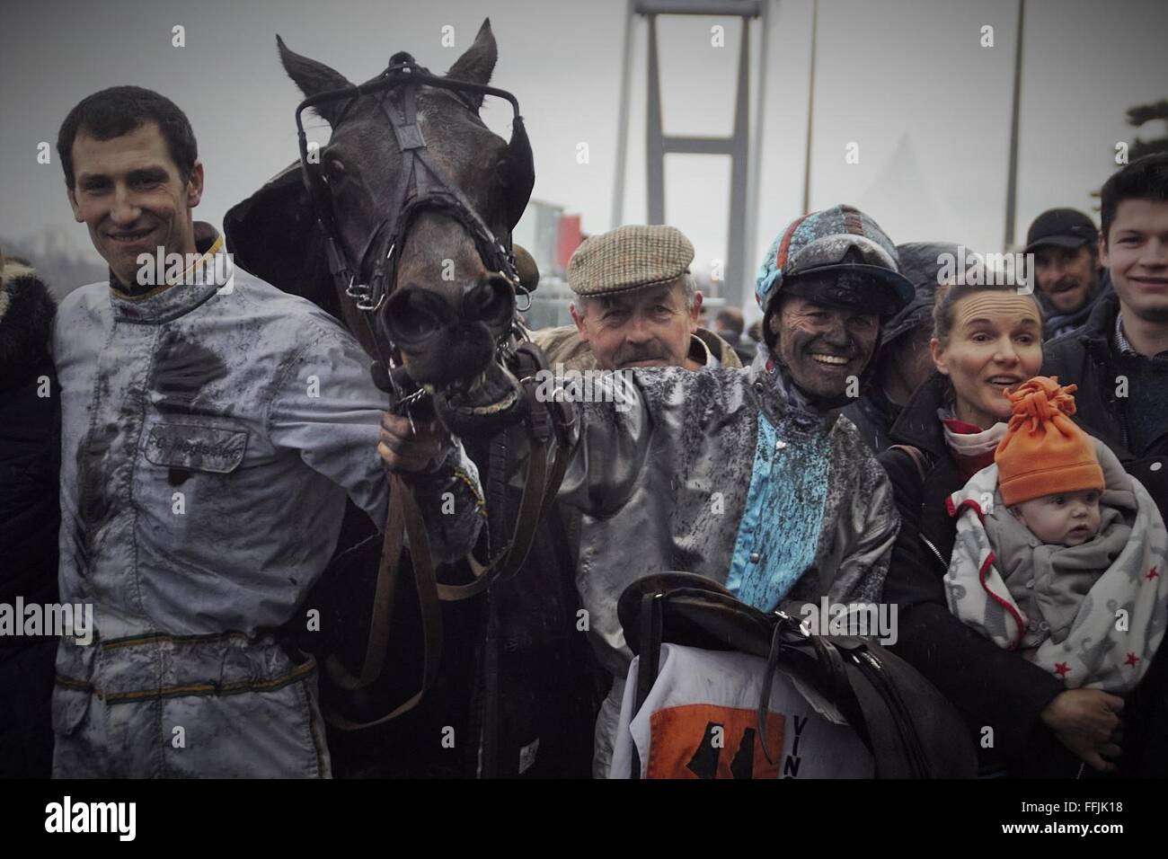 Cedri Mégissier Avec Mathieu Abrivard au Balance Après la Victoire d'Athena de Vandel du Grand Prix des Centaures 2016 Credit: LAURENT LAIRYS/Alamy Live News Stockfoto