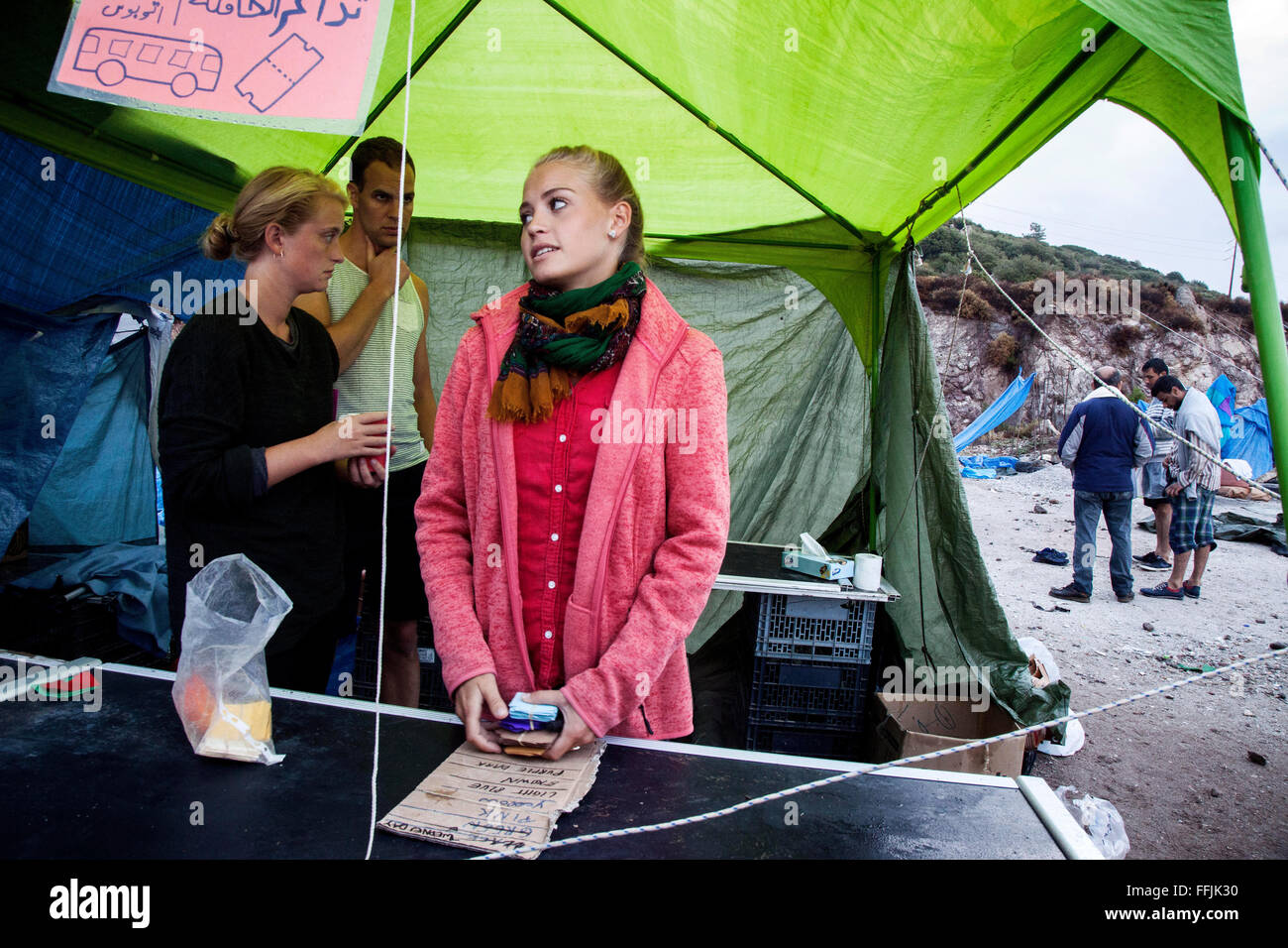 Kiara, 21 Jahre alt aus Deutschland begab sich ehrenamtlich helfende Flüchtlinge auf der Insel Lesbos. Stockfoto