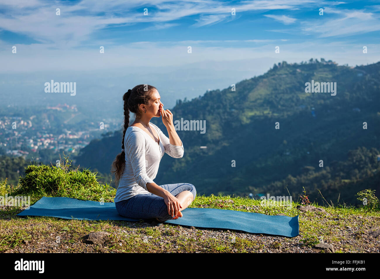 Frau Praktiken Pranayama in Lotus Pose im freien Stockfoto