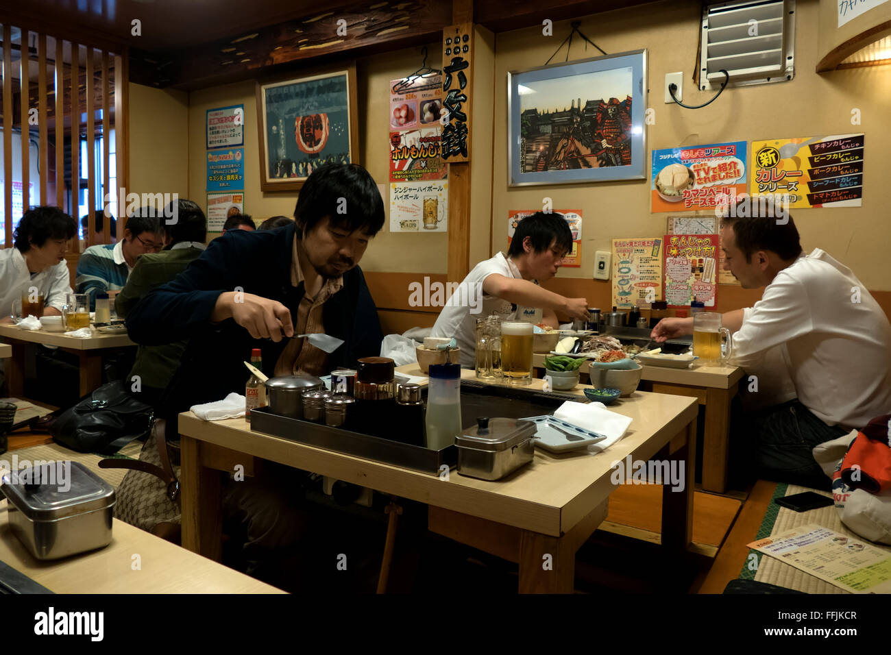 Asiaten Essen In Tokio Japan Asien Frau In Traditionelles Japanisches Restaurant Essen Zu Kochen Kunden Kunden Stockfotografie Alamy