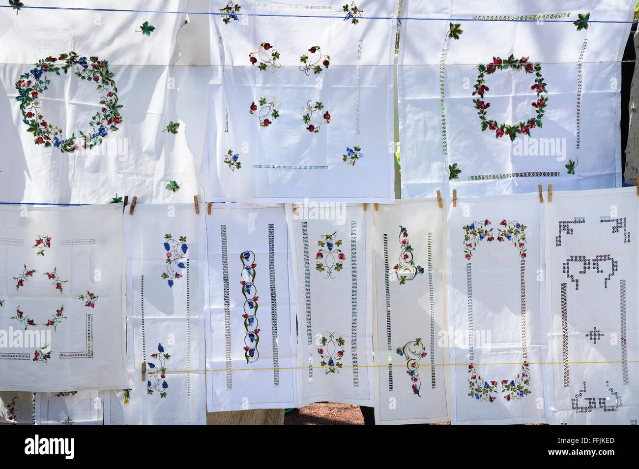 Bestickte Bettwäsche zum Verkauf an der Vernissage Open-Air-Flohmarkt, Eriwan, Armenien Stockfoto