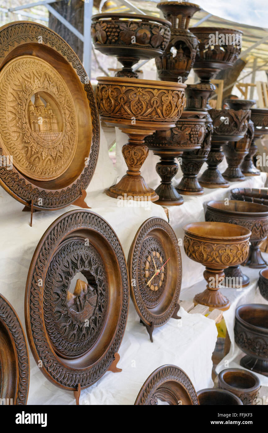 Geschnitzte hölzerne Teller und Schüsseln zum Verkauf an der Vernissage Open-Air-Flohmarkt, Eriwan, Armenien Stockfoto
