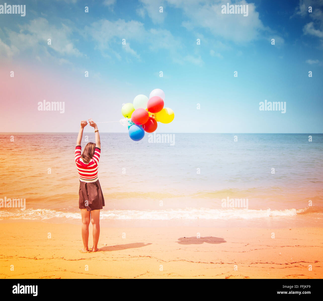 Frau mit bunten Luftballons am Strand, im freien Lebensstil Filter Bilder Stockfoto