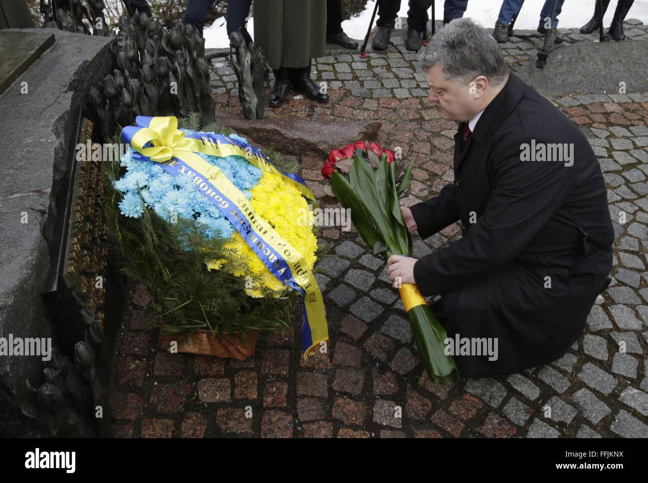 21. Januar 2016 - der ukrainische Präsident Petro Poroshenko legt Blumen auf ein Denkmal für die Gefallenen in Afghanistan im Krieg 1979-1989 zum Jahrestag des Abzugs der sowjetischen Truppen aus dem Land, in Kiew, 15. Februar 2016. Die letzte Abteilung der sowjetischen Armee verließ Afghanistan 15. Februar 1989 nach einer 10-jährigen Krieg in einem gescheiterten Versuch, sowjetischen Herrschaft im Land zu verhängen. Einige 3.360 ukrainischen Soldaten starben im Krieg. © Swoboda Stepanov/ZUMA Draht/Alamy Live-Nachrichten Stockfoto