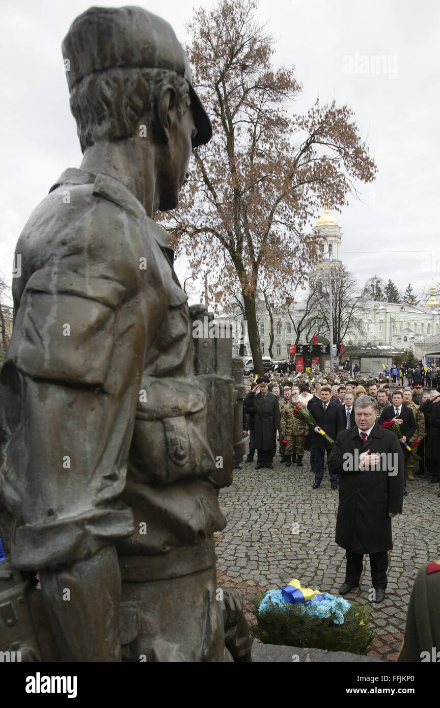 21. Januar 2016 - der ukrainische Präsident Petro Poroshenko während einer Gedenkfeier am Denkmal für Soldaten in Afghanistan getötet in dem Krieg 1979-1989 in Kiew, 15. Februar 2016. Die letzte Abteilung der sowjetischen Armee verließ Afghanistan 15. Februar 1989 nach einer 10-jährigen Krieg in einem gescheiterten Versuch, sowjetischen Herrschaft im Land zu verhängen. Einige 3.360 ukrainischen Soldaten starben im Krieg. © Swoboda Stepanov/ZUMA Draht/Alamy Live-Nachrichten Stockfoto