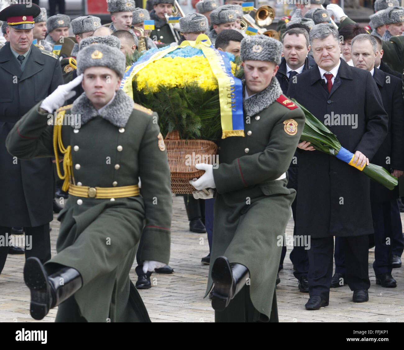 21. Januar 2016 - der ukrainische Präsident Petro Poroshenko während einer Gedenkfeier am Denkmal für Soldaten in Afghanistan getötet in dem Krieg 1979-1989 in Kiew, 15. Februar 2016. Die letzte Abteilung der sowjetischen Armee verließ Afghanistan 15. Februar 1989 nach einer 10-jährigen Krieg in einem gescheiterten Versuch, sowjetischen Herrschaft im Land zu verhängen. Einige 3.360 ukrainischen Soldaten starben im Krieg. © Swoboda Stepanov/ZUMA Draht/Alamy Live-Nachrichten Stockfoto
